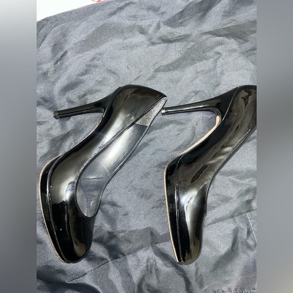 Stuart Weitzman - Black Patent Leather Round Toe Pumps Sz 6 - Picture 6 of 6